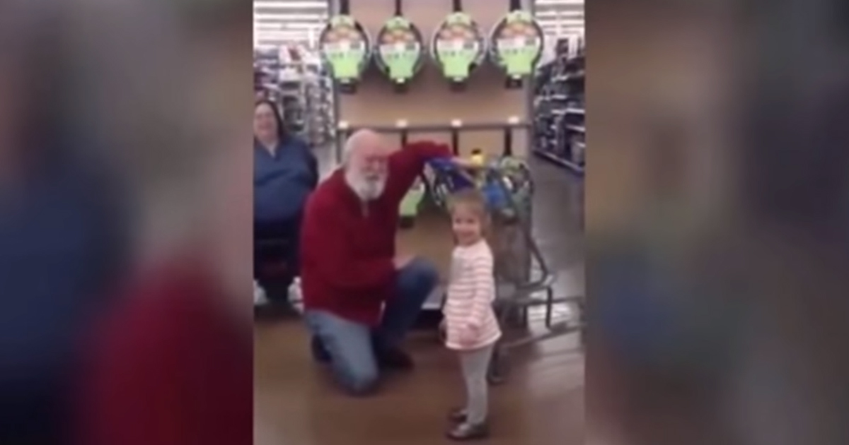 Little Girl Mistakes Man in Store for Santa, Your Heart Will Melt When You See What Happens