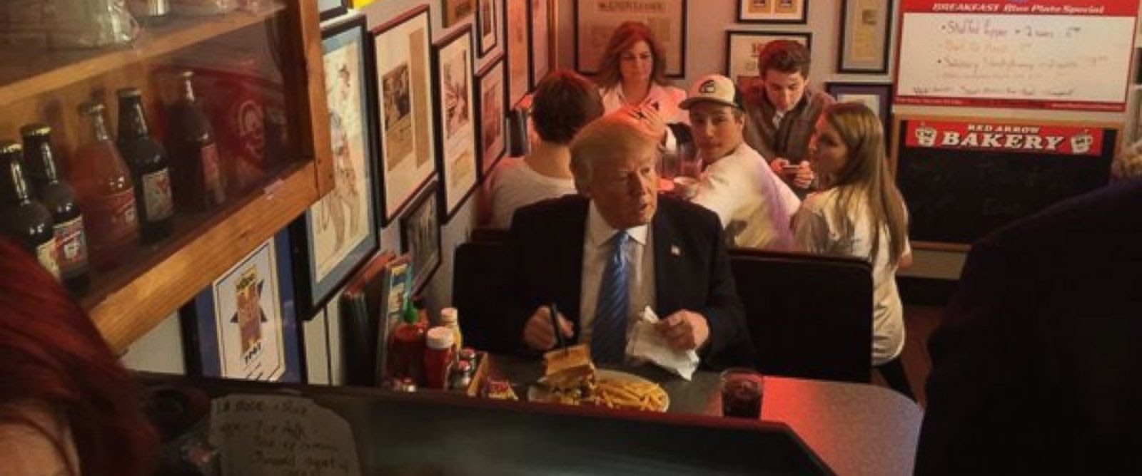 VIDEO: Trump Called a Racist While Eating Sandwich at Diner – David Pakman Show