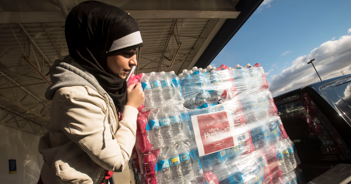 Michigan Muslims Donated 30,000 Water Bottles To Flint Citizens