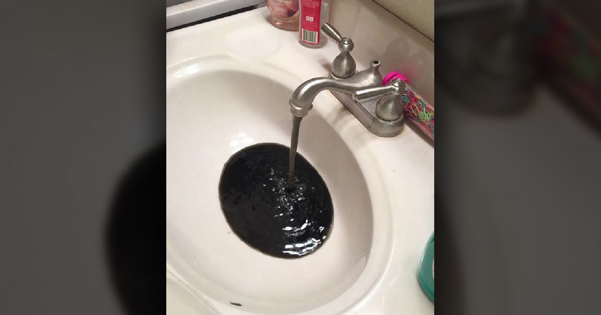 Black Sludge Pours Out Of TX Faucets After FBI Arrests Almost Every City Official – David Pakman Show