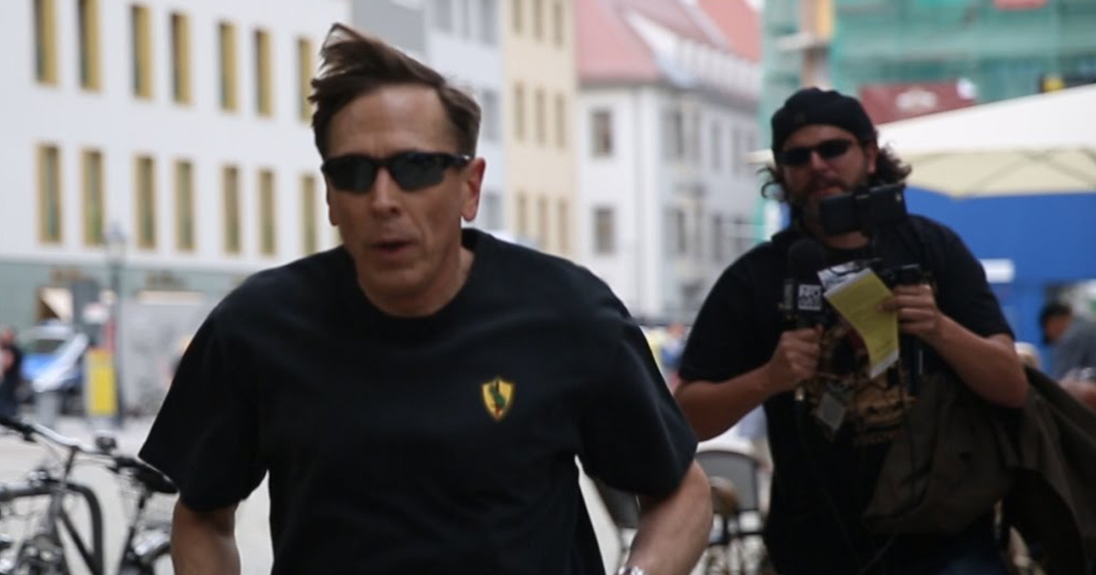 Nutty Infowars ‘Reporter’ Literally Chases David Petraeus Around Dresden During Bilderberg Conference – Majority Report