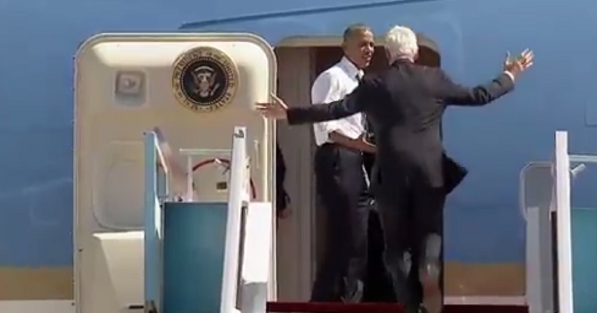 Chuckle-Worthy: Obama Impatiently Waits for Bill Clinton to Stop Chatting & Get On the Plane, Already!